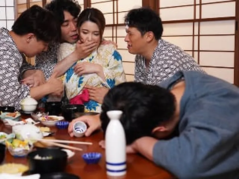 đưa người vợ đi suối nước nóng, người chồng không biết người vợ bị người khác quan hệ sấp mặt